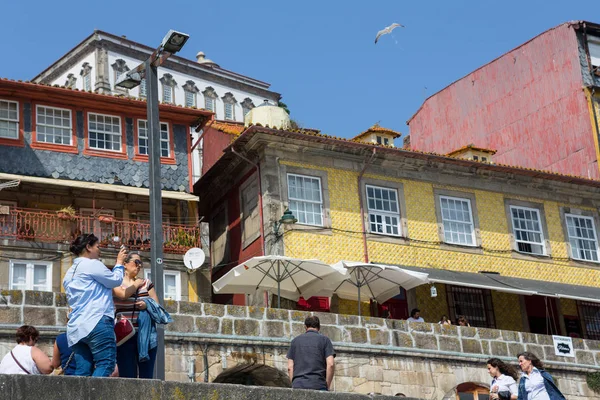 Turisté i místní obyvatelé si užívají Ribeira — Stock fotografie