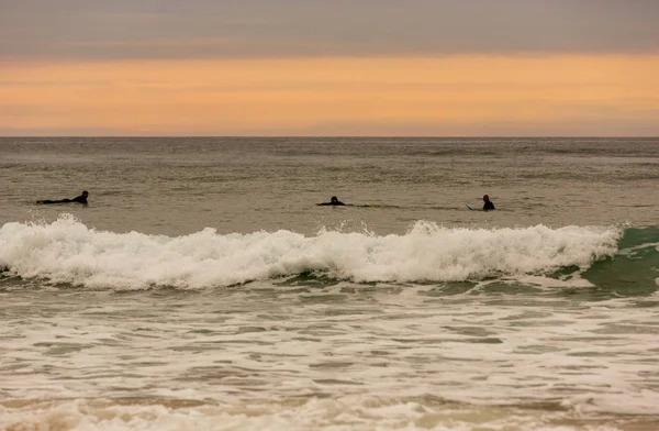 Surfistas al atardecer — Foto de Stock