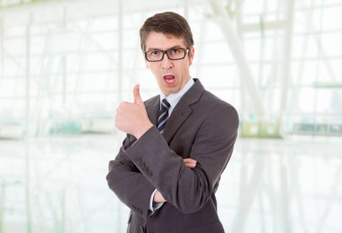 işadamı başparmak yukarı