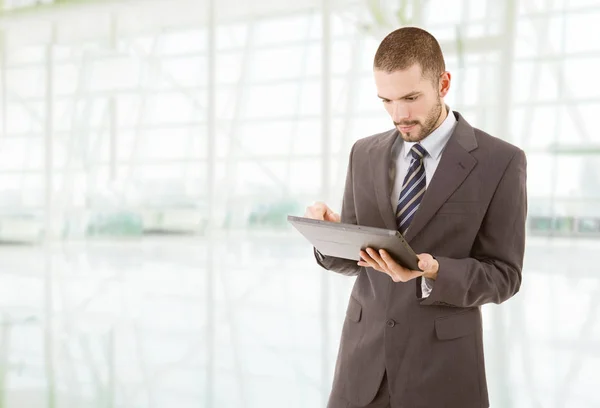 Uomo d'affari utilizzando touch pad di tablet pc, in ufficio — Foto Stock