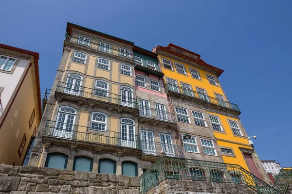 I tipici edifici colorati della Ribeira — Foto Stock