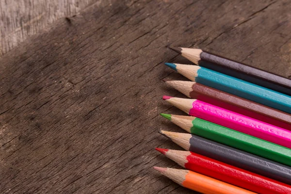 Ahşap renkli kalemler