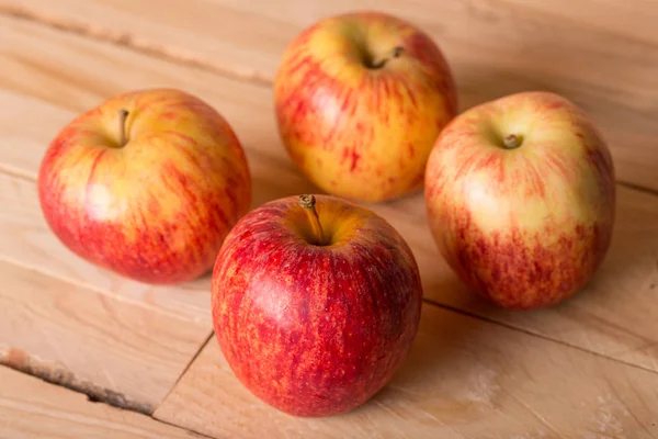 Manzanas sobre mesa de madera — Foto de Stock