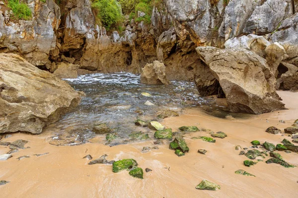 Playa gulpiyuri —  Fotos de Stock