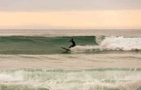 Gün batımında sörfçü — Stok fotoğraf