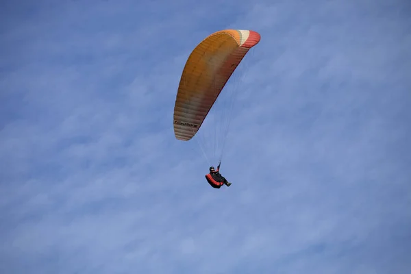 Gleitschirmfliegen — Stockfoto