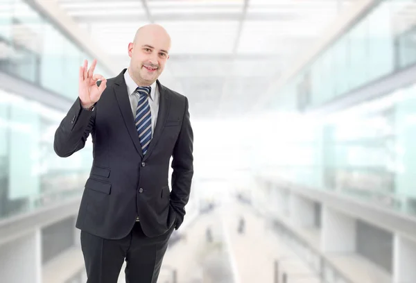 Geschäftsmann gewinnt im Büro — Stockfoto