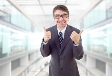 işadamı başparmak yukarı