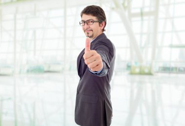 işadamı başparmak yukarı