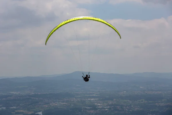 Gleitschirmfliegen — Stockfoto