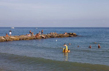 İtalya 'nın Imperia plajındaki insanlar..