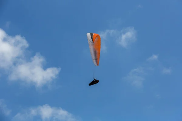 Gleitschirmfliegen — Stockfoto