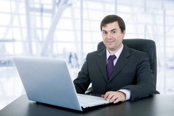 幸せなビジネスマンがノートパソコンでオフィスにいて — ストック写真