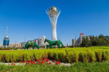 Nur-Sultan, Kazakistan - Nur-Sultan 'da altın küresiyle Baiterek Kulesi manzarası (Astana) 