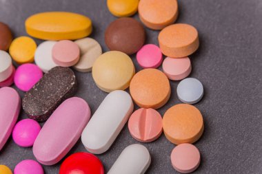 farklı tabletler haplar kapsül yığınları karışık terapi ilaçları