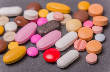 farklı tabletler haplar kapsül yığınları karışık terapi ilaçları