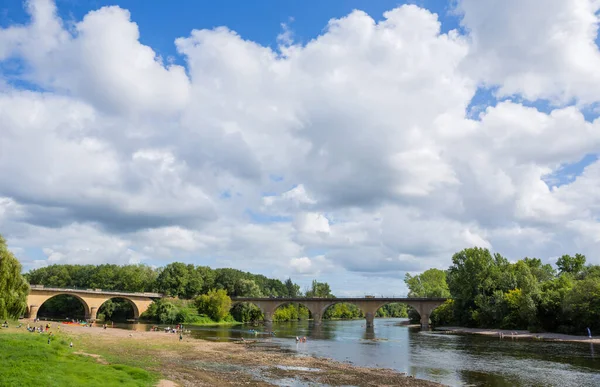 Limeuil, Fransa: Parc Panoramique 'deki insanlar. Dordogne Nehri, Limeuil, Dordogne, Fransa 'da Vezere Nehri ile buluşuyor..