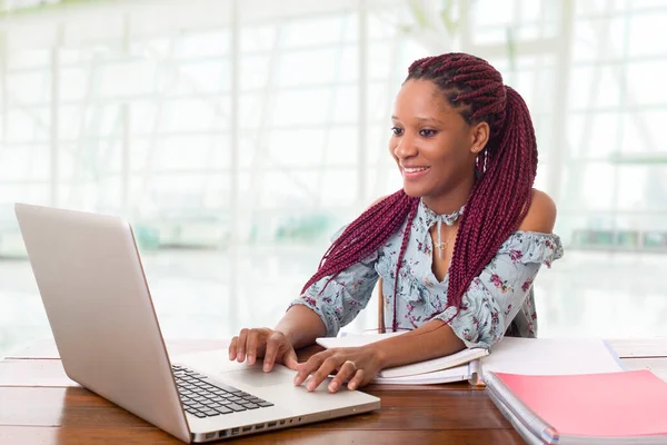 Feliz Hermosa Mujer Negocios Que Trabaja Con Ordenador Portátil Escritorio — Foto de Stock