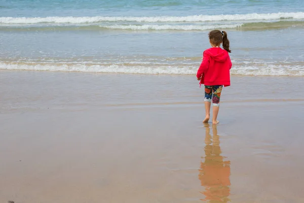 Carina Bambina Che Gioca Spiaggia Nel Nord Della Spagna — Foto Stock