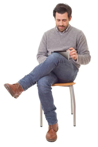Hombre Casual Feliz Una Silla Con Una Tableta Aislado Sobre — Foto de Stock