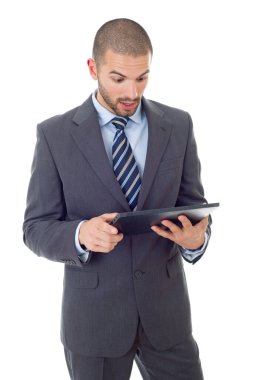 Bir tabletle çalışan genç işadamı, izole edilmiş.