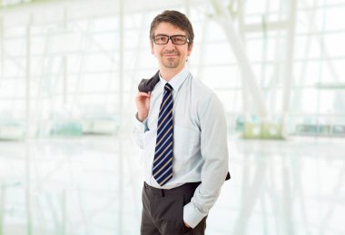 Ofisteki mutlu iş adamı portresi.