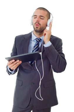 Bir tabletle çalışan genç işadamı, izole edilmiş.