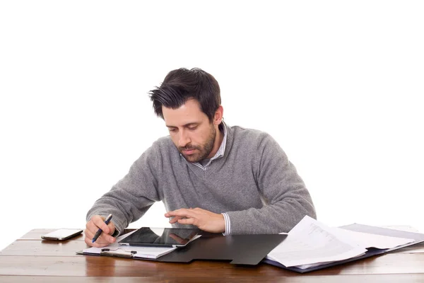 Homem Casual Trabalhando Uma Mesa Isolado Fundo Branco — Fotografia de Stock