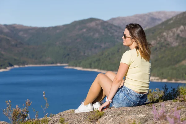 在葡萄牙国家公园的格雷斯湖 年轻快乐的女人在山上放松地欣赏着湖水 — 图库照片