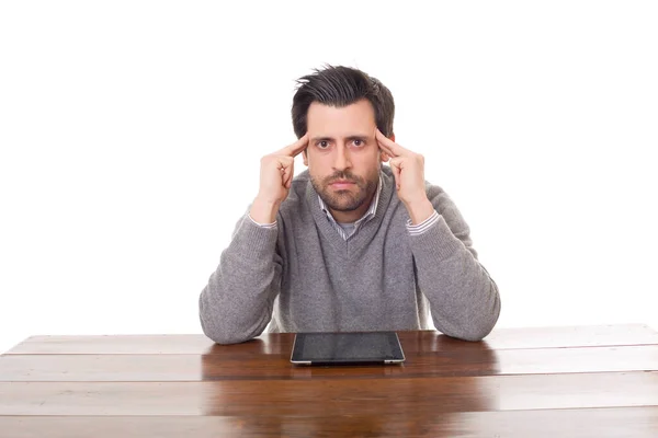 Homme Sur Bureau Travaillant Avec Une Tablette Isolé — Photo