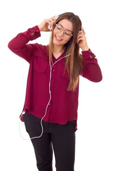 아름다운 여성이 헤드폰을 음악을 있습니다 — 스톡 사진