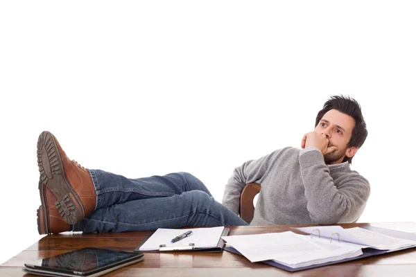 Casual Man Werken Een Bureau Geïsoleerd Witte Achtergrond — Stockfoto