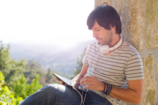 Giovane Che Lavora Con Tablet Ascoltando Musica Con Cuffie All — Foto Stock