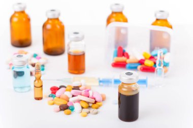 Beyaz arka planda farklı uyuşturucu türleri