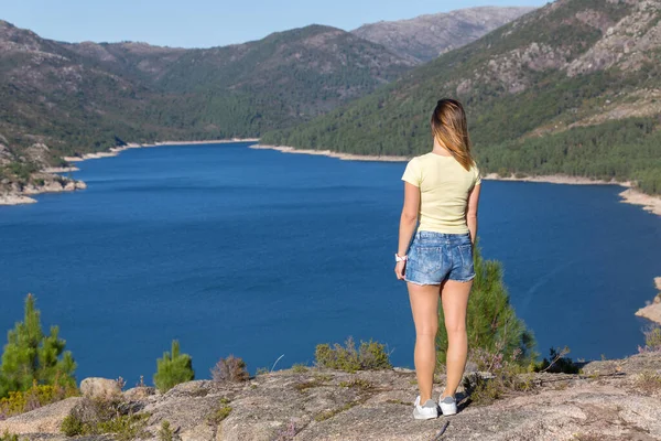 在葡萄牙国家公园的格雷斯湖 年轻快乐的女人在山上放松地欣赏着湖水 — 图库照片