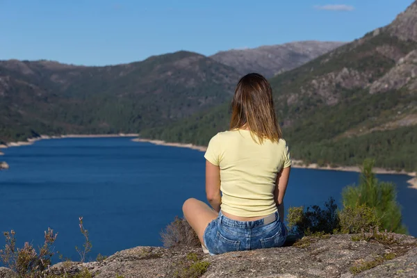 Jovem Mulher Feliz Montanha Relaxante Apreciando Lago Geres Parque Nacional — Fotografia de Stock