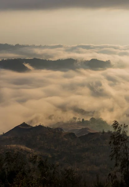 Widok Chmury Mgłę Wschodzie Słońca Szczytu Góry Batur Wulkan Kintamani — Zdjęcie stockowe