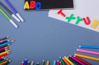 Mavi ahşap arka planda okul konseptine dönelim.