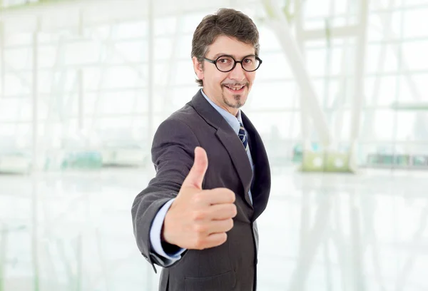 Boldog Üzletember Megy Hüvelykujját Felfelé Irodában — Stock Fotó