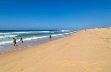 ALENTEJO, PORTUGAL: Portekiz 'in Comporta plajındaki insanlar.