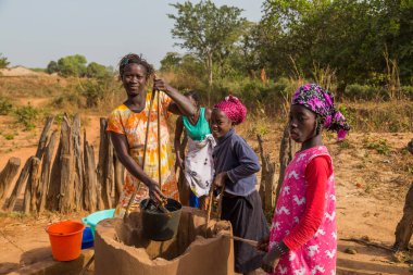 Bissau, Gine-Bissau Cumhuriyeti: Kadınlar ve çocuklar su kuyusunda, Bissau, Gine Bissau şehrinde