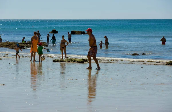 Albufeira Daki Ünlü Olhos Agua Plajındaki Insanlar Plaj Algarve Nin — Stok fotoğraf