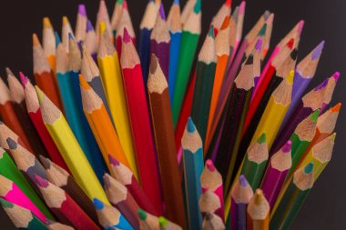 Koyu arkaplanda, ahşap renkli kalemler.