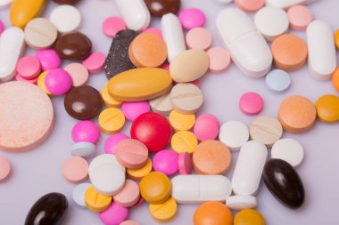 farklı tabletler haplar kapsül yığınları karışık terapi ilaçları