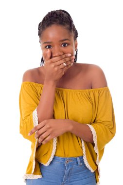 Şaşırmış Afrikalı kız beyaz arka planda izole edilmiş