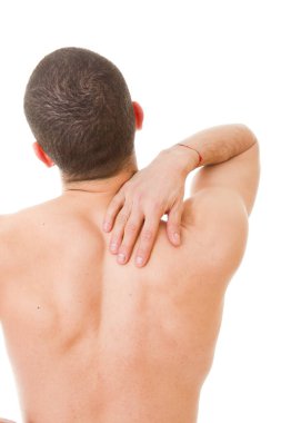 Beyaz arka planda izole edilmiş, acı içinde sırtını tutan genç bir adamın arka planı.