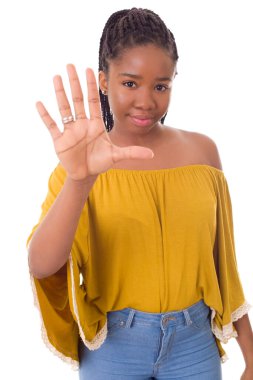 Genç, mutlu, Afrikalı bir kız kendi elleriyle duruyor.