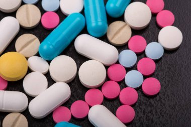 farklı tabletler haplar kapsül yığınları karışık terapi ilaçları
