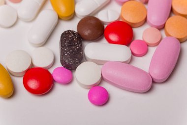 farklı tabletler haplar kapsül yığınları karışık terapi ilaçları