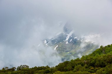 Picos de Europa Ulusal Parkı 'ndaki dağ manzarası, İspanya, Asturias. Dağların zirvelerinde kar.